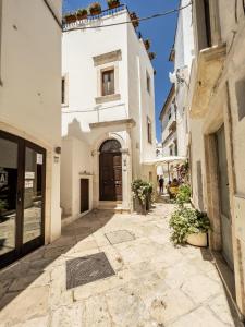 洛科罗通多Domus San Giovanni的一条白色建筑和棕色门的小巷
