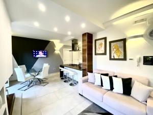 特罗佩阿Mottola Apartment的客厅配有白色的沙发和桌子