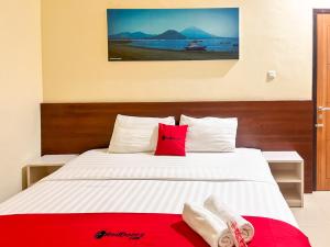 RedDoorz Plus @ Grand Tabona Hotel Ternate客房内的一张或多张床位