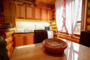 新瓦罗什Milanova koliba Zlatar的小木屋内的厨房配有桌子