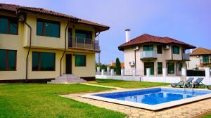 布尔加沃Вила Роза - Villa Rosa的房屋前有游泳池的房子