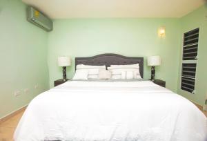 KoolbaaiDiamond Gem Residence的一间卧室配有一张带两盏灯的大型白色床。