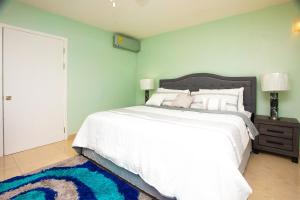 KoolbaaiDiamond Gem Residence的卧室配有一张白色大床和蓝色的墙壁