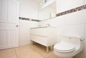KoolbaaiDiamond Gem Residence的白色的浴室设有卫生间和水槽。