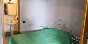 庞贝Villaggio "Camping Pompei"的小房间设有床和水槽