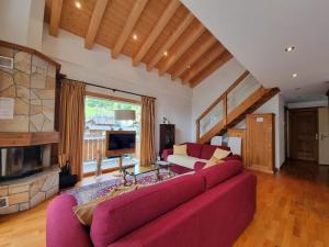 萨斯费佩拉度假屋的客厅设有红色的沙发和壁炉