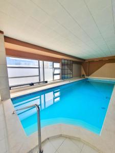 Čitluk布罗尼奥酒店的大型游泳池设有大窗户