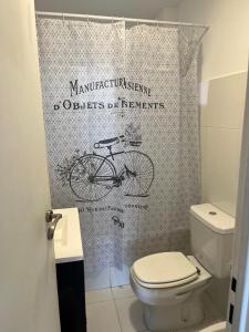 乌斯怀亚考莫兰斯旅馆的一间带卫生间和自行车淋浴帘的浴室