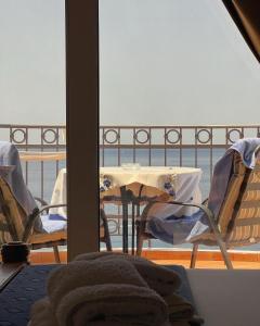 斯韦蒂·斯特凡Villa Milan的海景阳台上的桌椅