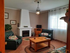 伊斯纳哈尔Casa Arroyo - Rosa & Nispero的客厅配有两张沙发和一张咖啡桌