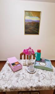 圣萨尔瓦多德朱SOYSOL.DEPARTAMENTOS的一张桌子,上面有带花卉的桌布和绘画