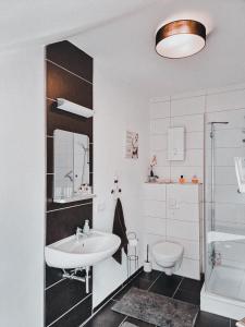 博伦多夫Holiday Home Alessia的白色的浴室设有水槽和卫生间。
