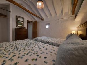 伊斯纳哈尔Casa Arroyo - Rosa & Nispero的一间卧室,配有两张床