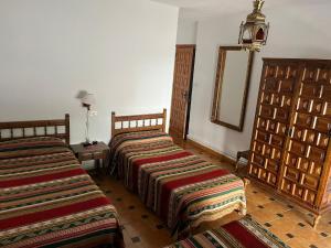 卡皮雷拉泊曲瑞安乡村旅馆的配有镜子的酒店客房内的两张床