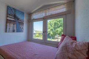 EchtenDe Tweede Brug的一间卧室设有一张床和一个大窗户