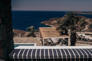 MérikhasEternal Blue Kythnos的享有游泳池和海洋的景致。
