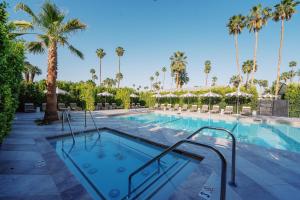 Azure Sky Hotel - Adults Only内部或周边的泳池