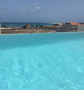 圣玛丽亚DESIGN SUITES Boutique Hotel - Adults Only的海滩旁的大型蓝色游泳池