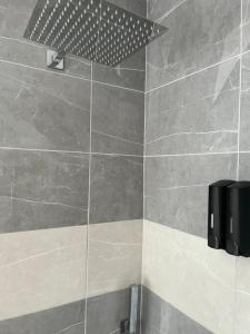 普利斯坦丁Terfyn Hall holiday Apartment 2的浴室设有灰色瓷砖淋浴。