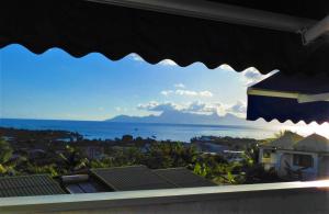 帕皮提TAHITI - Studio Te Maraamu的阳台享有海景。