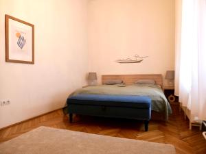布达佩斯Contemporary City Apartment Váci Utca的卧室位于客房的角落,配有一张床