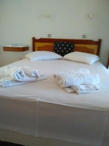 萨尔蒂Villa Tonia Apartments的床上有毛巾的床