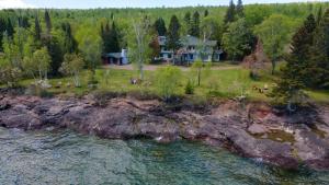大急流城Thomsonite Inn on Lake Superior的河流边缘房屋的空中景观