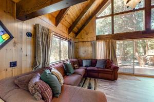 箭头湖Retro Cabin的小屋内带真皮沙发的客厅