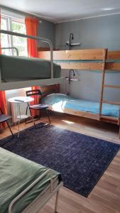 斯塔德Beach House Ystad的一间设有两张双层床和地毯的房间