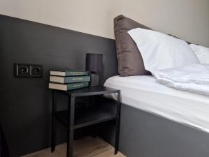 布尔加斯Apartment Enya的一张带床的边桌和书