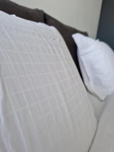 布尔加斯Apartment Enya的床上的白色枕头