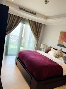 Luxury 2 bedroom Apt in The Pearl with Marina view客房内的一张或多张床位