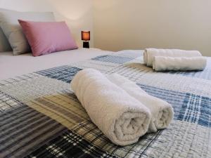 杜基拉特Apartman Aria的卧室配有2条白色毛巾。