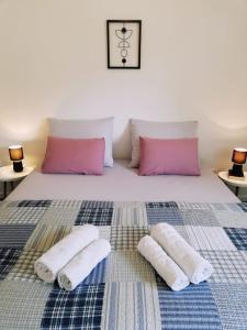 杜基拉特Apartman Aria的一张带两条毛巾和两个枕头的床