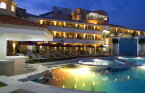 特克塞丁戈艾克瑟拉里斯会议及Spa大酒店 的大楼前设有游泳池的酒店