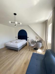 科沃布热格Dubois Apartments Kołobrzeg的卧室配有一张床和一张桌子及椅子