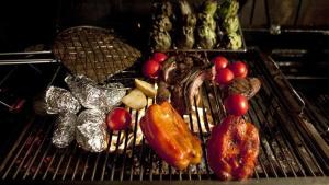 Benifallet佩博酒店的烧烤,上面有肉和蔬菜