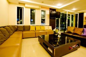 莱卡邦Sinsuvarn Airport Suite Hotel SHA Extra Plus Certified B5040的带沙发和电视的客厅