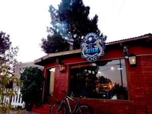 皮拉米德斯港el refugio piramides的停在餐厅前面的自行车