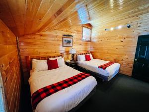 艾兰帕克垂钓者小屋旅馆的小木屋内带两张床的房间