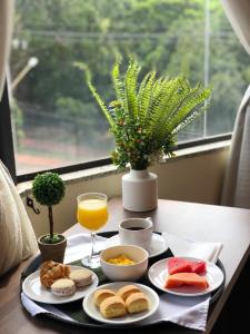 埃斯特城Hotel del Parque的包括食物和一杯橙汁的早餐托盘