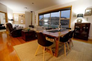 斯坦利Stanley Beach House with Stunning Nut Views!的客厅配有木桌和椅子