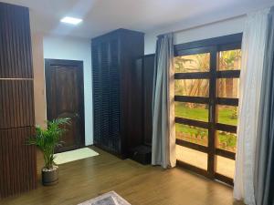 阿亚姆佩Suite La Patera & El colibri的一间有门的房间和一个有植物的窗户