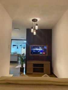 阿亚姆佩Suite La Patera & El colibri的客厅设有壁挂式平面电视。