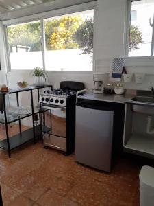 哈拉瓦科阿Apartamento Hogareño的厨房配有炉灶和台面