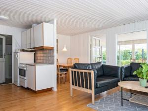 斯凯恩Holiday home Skjern XV的厨房以及带沙发和桌子的客厅。