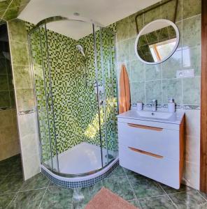 劳耶克特普利采HARMONY Apartments的带淋浴、盥洗盆和浴缸的浴室