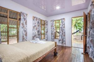 德雷克Playa Ganadito Ecolodge的一间设有床铺的卧室,位于带窗户的房间内