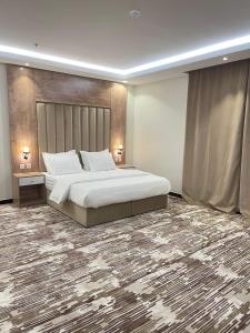 艾卜哈فندق اريف的一间卧室配有一张大床和一张大地毯