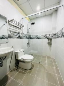芹苴MIDMOST C22 Apartment的白色的浴室设有卫生间和水槽。